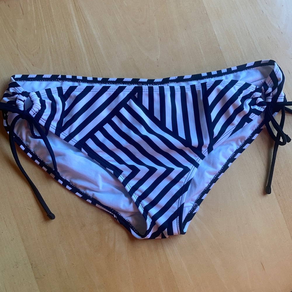 Black & white bikini bottom - size L